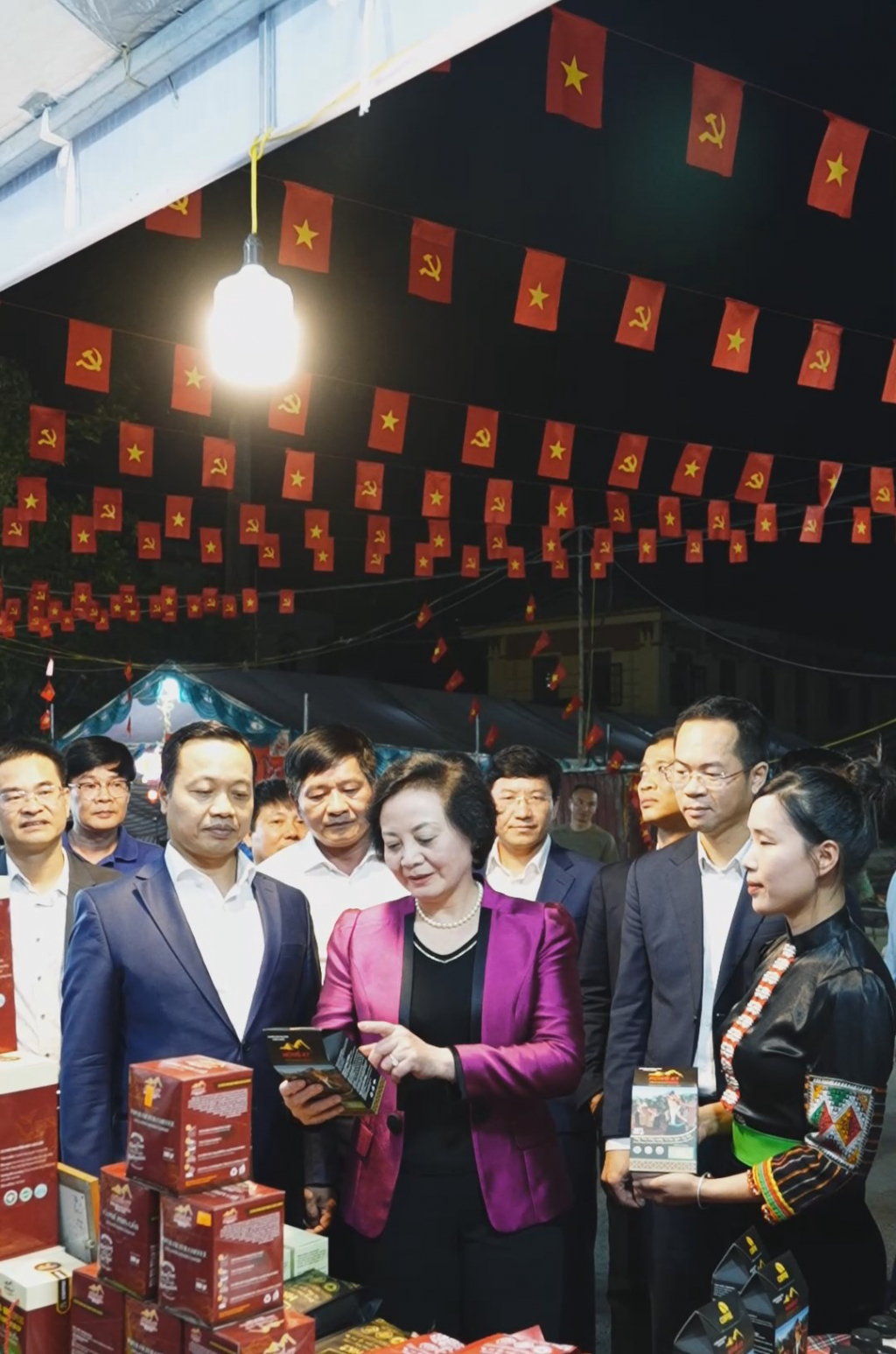 Ph&oacute; Thủ tướng Ch&iacute;nh phủ Phạm Thị Thanh Tr&agrave; v&agrave; l&atilde;nh đạo tỉnh Điện Bi&ecirc;n tham quan gian h&agrave;ng trưng b&agrave;y, quảng b&aacute; v&agrave; giới thiệu sản phẩm văn h&oacute;a, du lịch