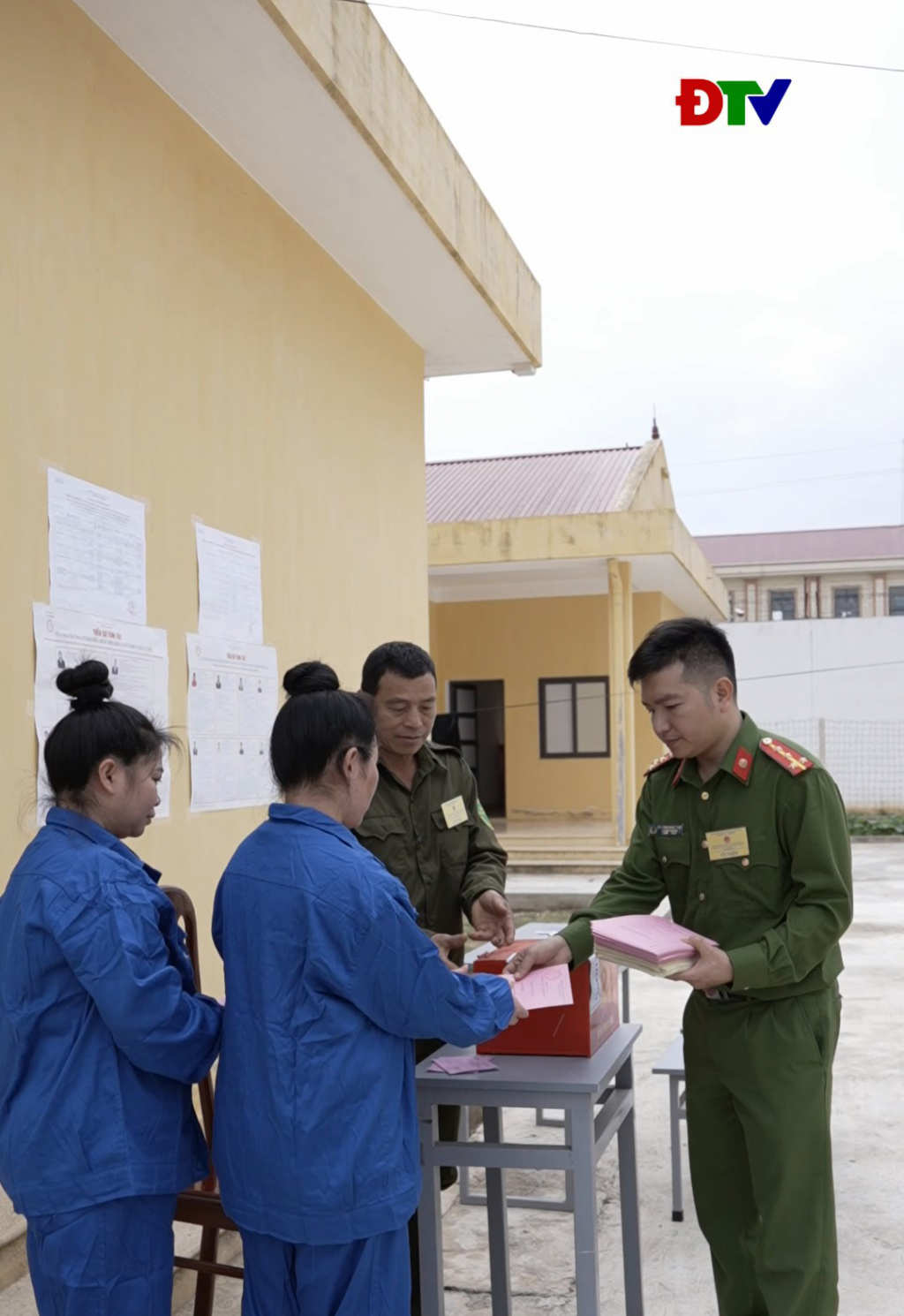 Cử tri tại trại tạm giam tham gia bầu cử