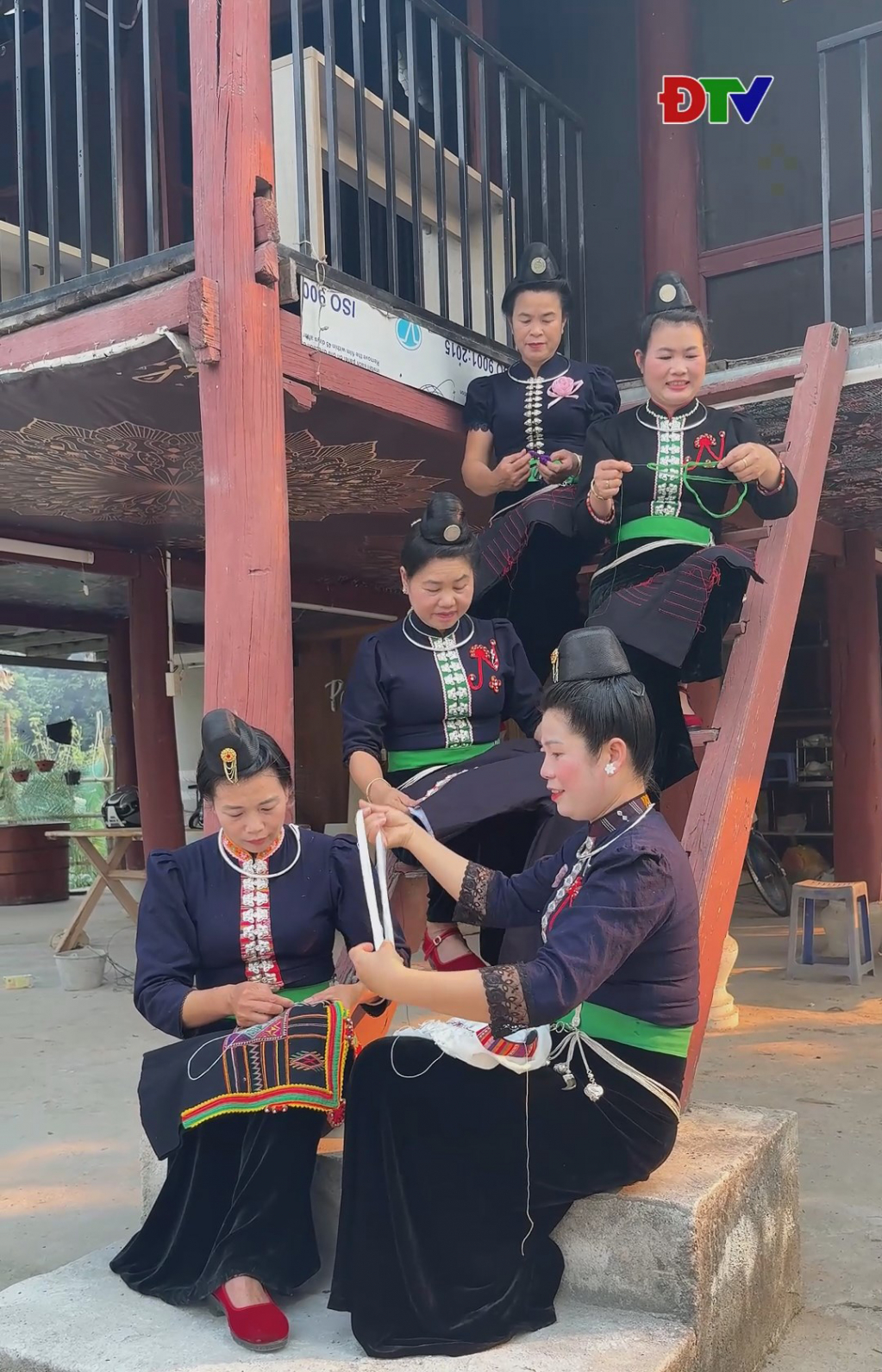 &Aacute;o c&oacute;m &ndash; dịu d&agrave;ng truyền thống sắc phục người phụ nữ Th&aacute;i