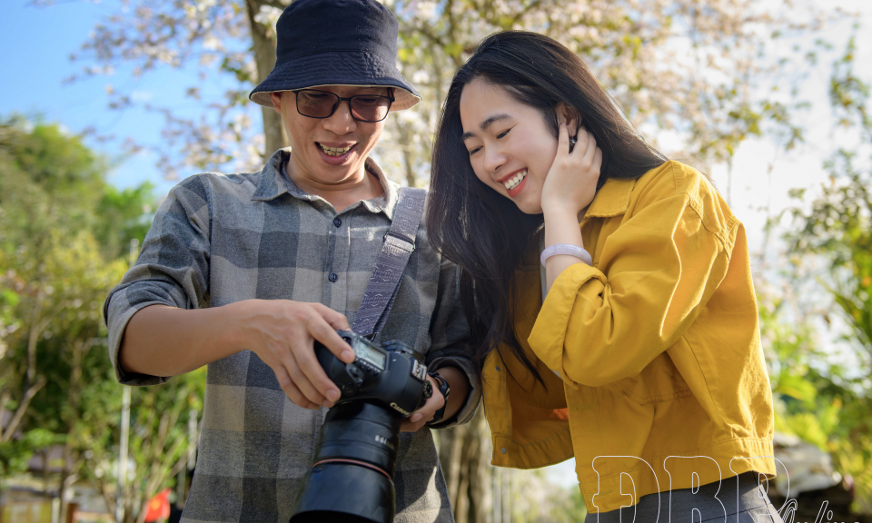 Thợ ảnh m&ugrave;a hoa ban