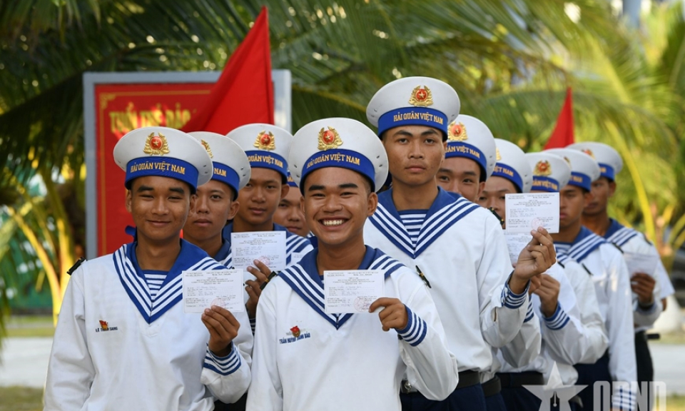 Cử tri Đặc khu Trường Sa h&aacute;o hức đi bầu cử sớm