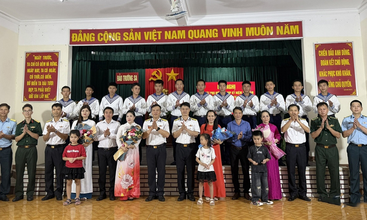 Phụ nữ Trường Sa vững tin nơi biển đảo