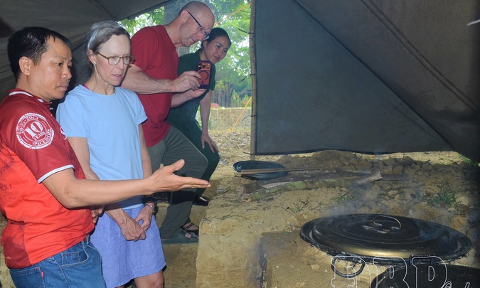 Ho&agrave;ng Cầm stove centered in heritage space