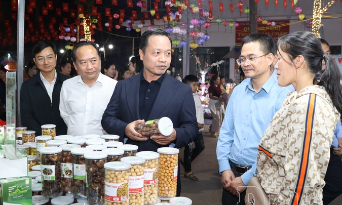 Provincial Party Secretary Trần Tiến Dũng visits stalls at Mường Thanh Walking Street