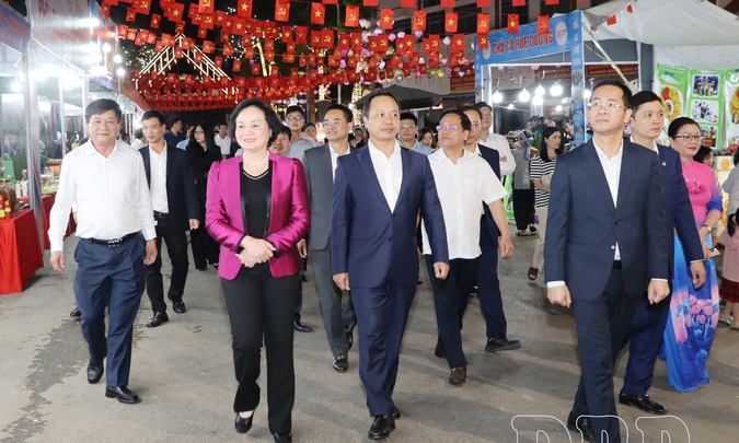 Deputy PM Phạm Thị Thanh Tr&agrave; visits Mường Thanh Walking Street