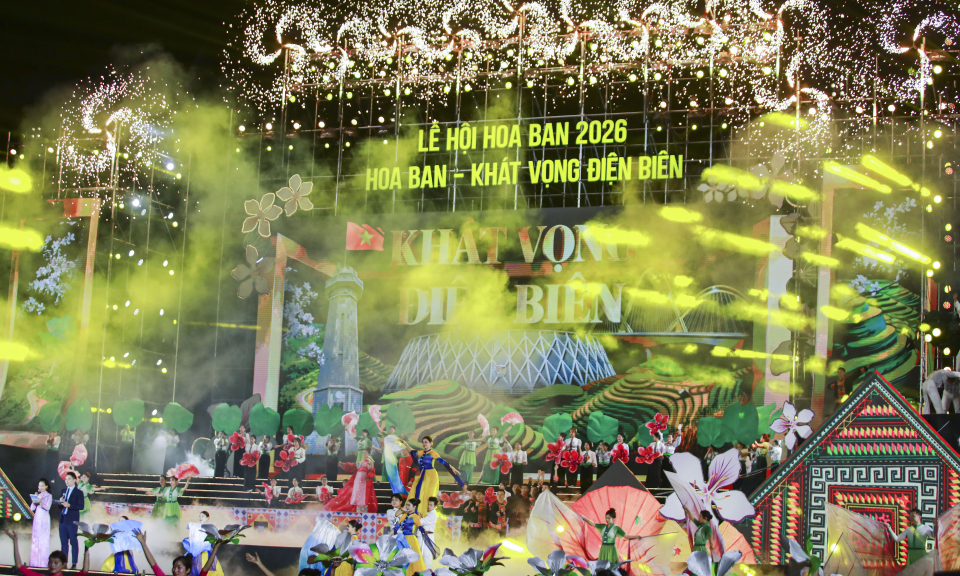 Dư &acirc;m lễ hội m&ugrave;a ban nở