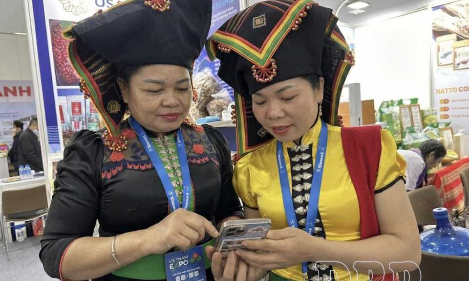 Phụ nữ t&iacute;ch cực tham gia chuyển đổi số