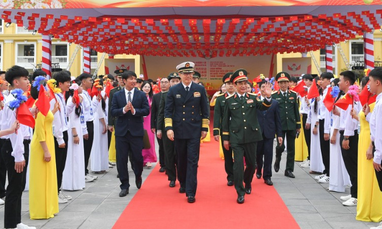 Bộ trưởng Quốc ph&ograve;ng Việt Nam v&agrave; Trung Quốc thăm Trường trung học phổ th&ocirc;ng Trần Ph&uacute;, Đồn Bi&ecirc;n ph&ograve;ng Tr&agrave; Cổ