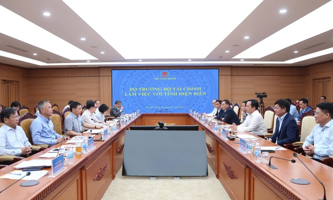 Điện Bi&ecirc;n leaders work at Ministry of Finance