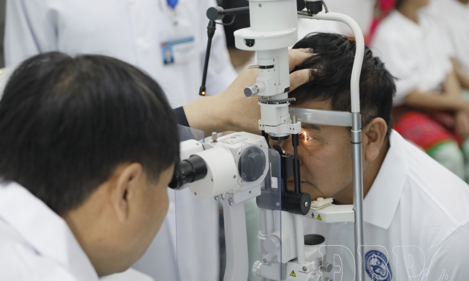 100 bệnh nh&acirc;n đục thủy tinh thể tỉnh Điện Bi&ecirc;n được phẫu thuật miễn ph&iacute; 