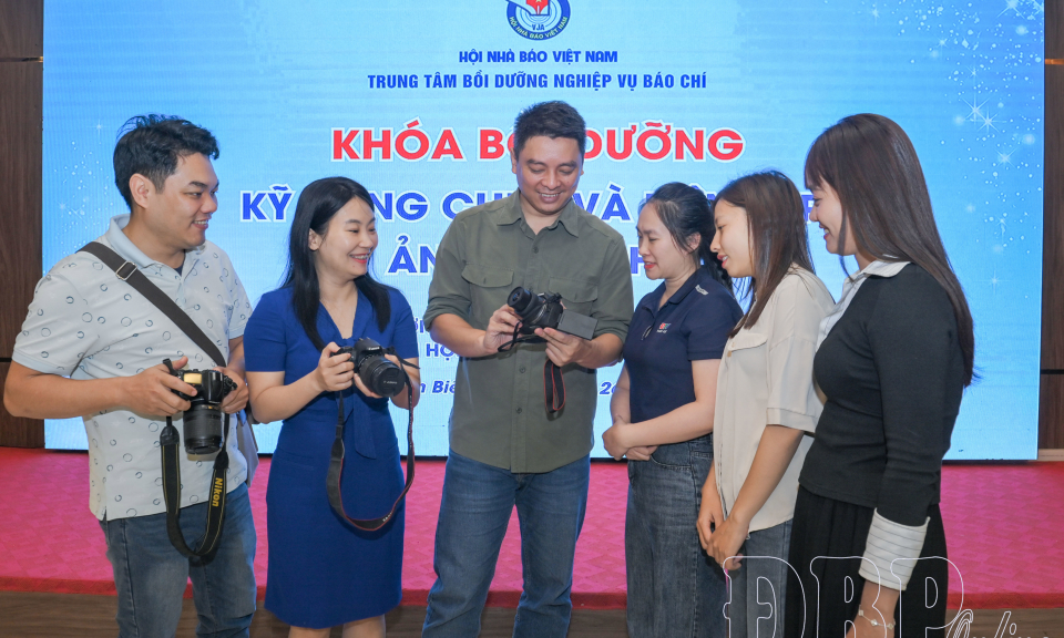 45 học vi&ecirc;n tham gia kh&oacute;a bồi dưỡng kỹ năng chụp v&agrave; bi&ecirc;n tập ảnh b&aacute;o ch&iacute;