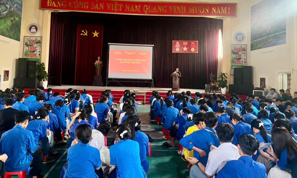 Tuy&ecirc;n truyền, tư vấn tuyển sinh qu&acirc;n sự cho học sinh d&acirc;n tộc nội tr&uacute;