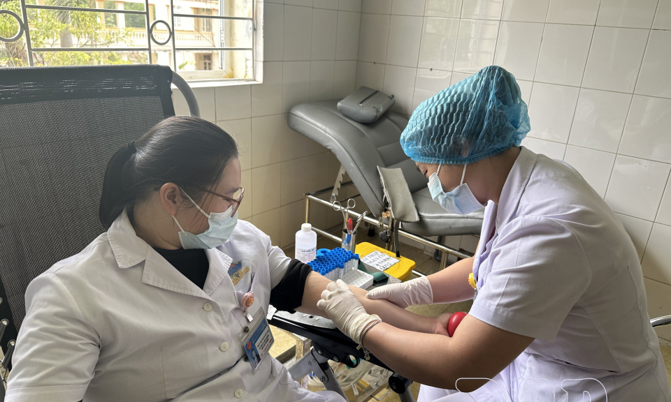 Thầm lặng sẻ chia những giọt m&aacute;u hồng