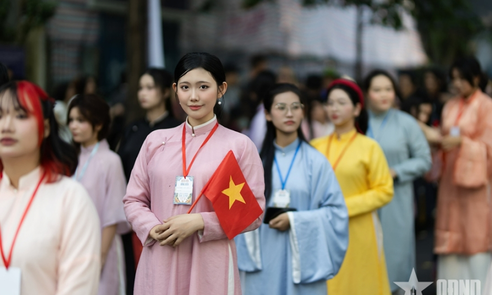 Lan tỏa t&igrave;nh y&ecirc;u trang phục truyền thống Việt Nam trong cộng đồng
