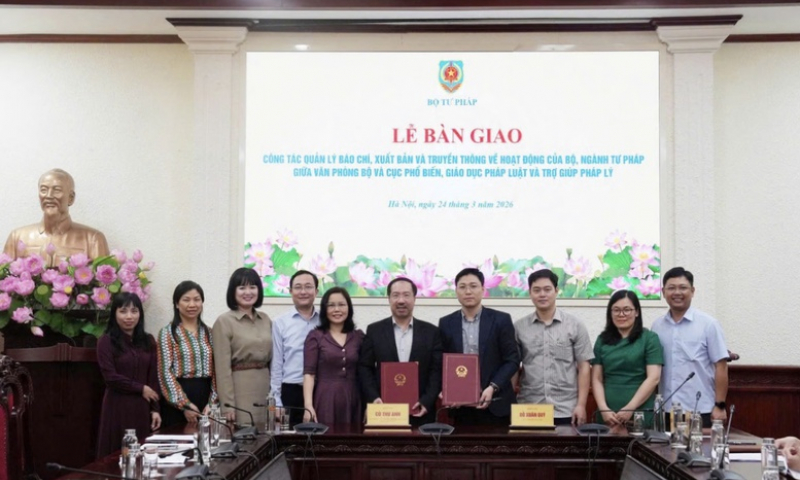B&agrave;n giao c&ocirc;ng t&aacute;c quản l&yacute; b&aacute;o ch&iacute;, truyền th&ocirc;ng trong Bộ Tư ph&aacute;p