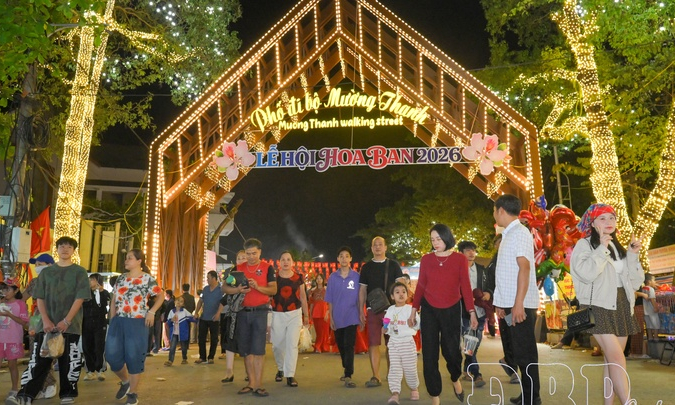 How can Mường Thanh Walking Street do to retain tourists?
