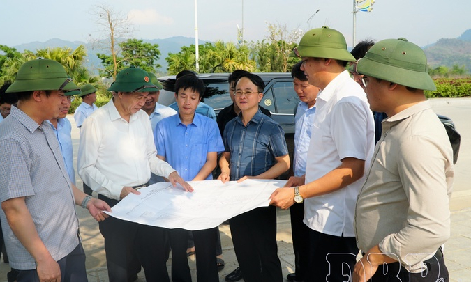 Chairman of Điện Bi&ecirc;n People&rsquo;s Committee L&ecirc; Văn Lương inspects projects in Điện Bi&ecirc;n Phủ ward