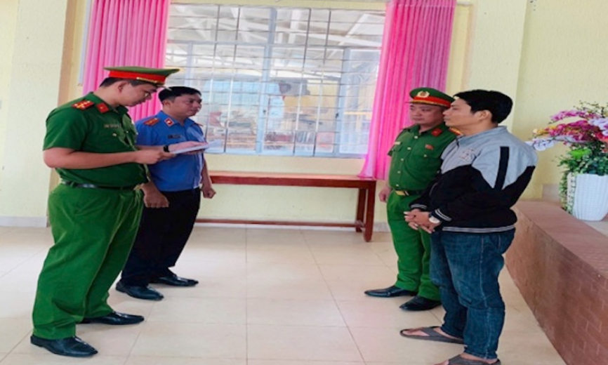 Bắt giam Gi&aacute;m đốc c&ocirc;ng ty để điều tra về h&agrave;nh vi sản xuất đường c&aacute;t giả