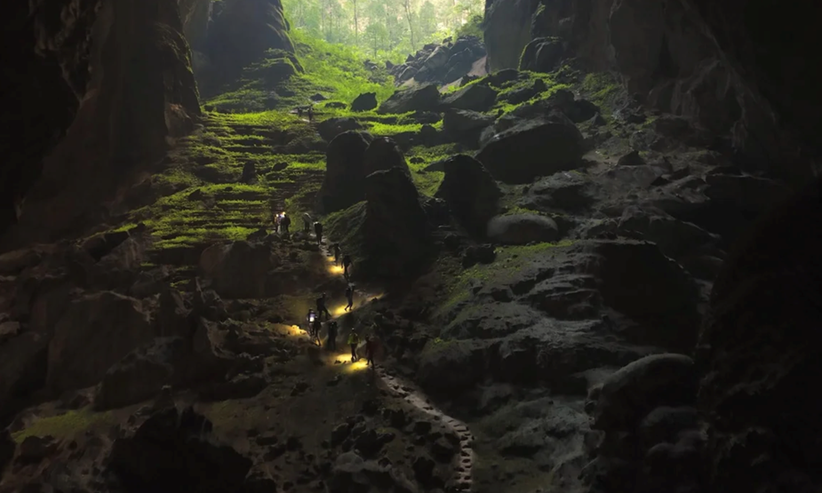 B&aacute;o quốc tế ngợi ca cảnh quan ngoạn mục đến si&ecirc;u thực của hang Sơn Đo&ograve;ng