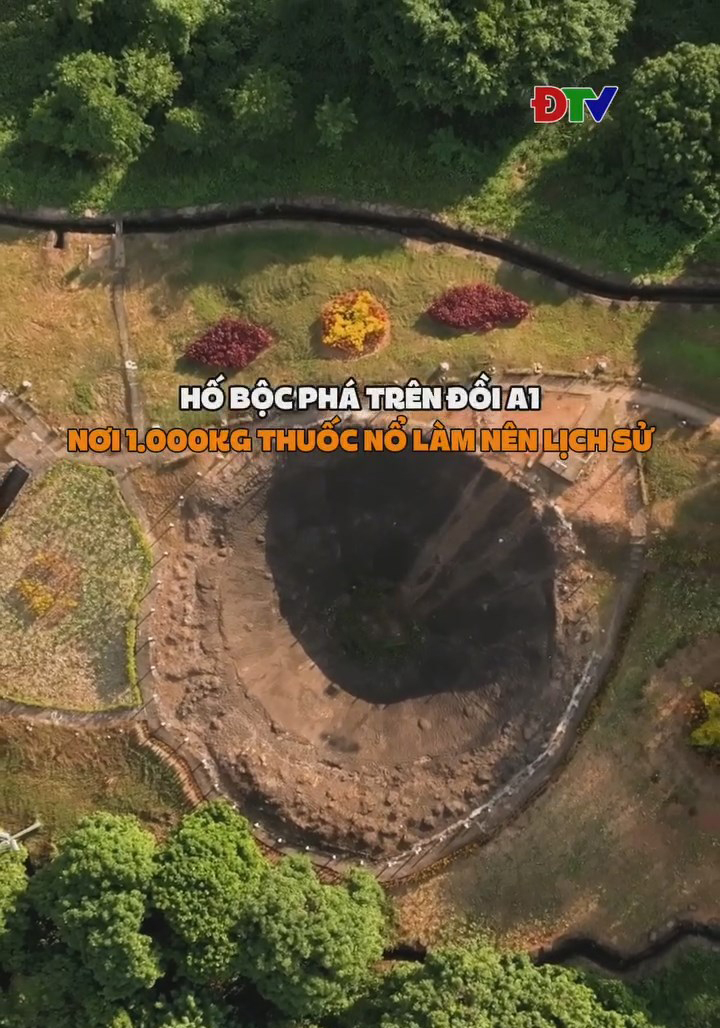 Hố bộc ph&aacute; tr&ecirc;n Đồi A1 - nơi 1.000kg thuốc nổ l&agrave;m n&ecirc;n lịch sử