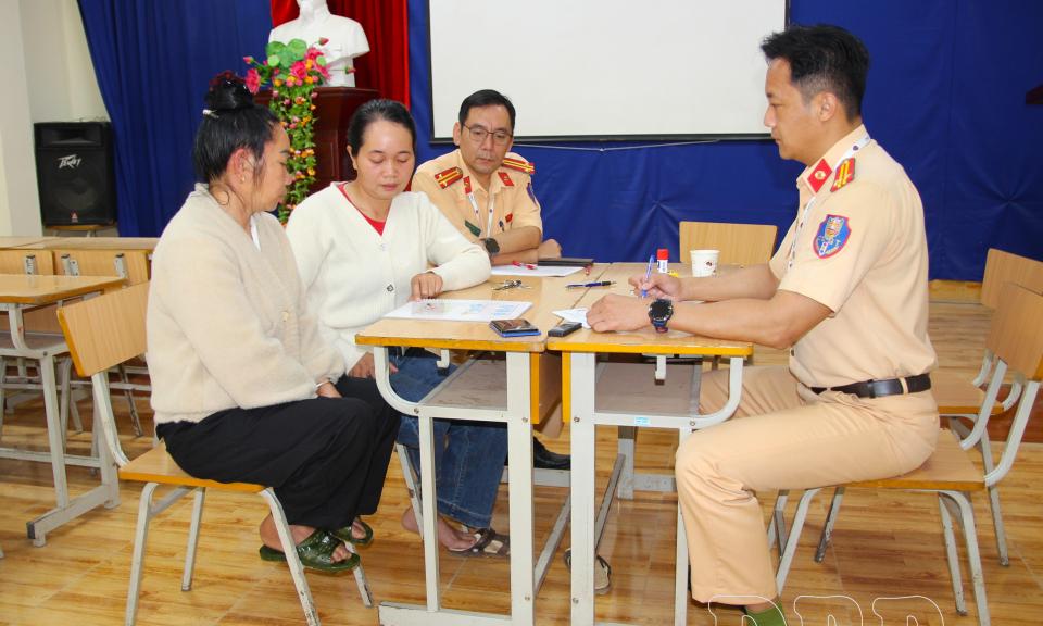 Hỗ trợ s&aacute;t hạch cấp giấy ph&eacute;p l&aacute;i xe cho th&iacute; sinh kh&ocirc;ng biết chữ