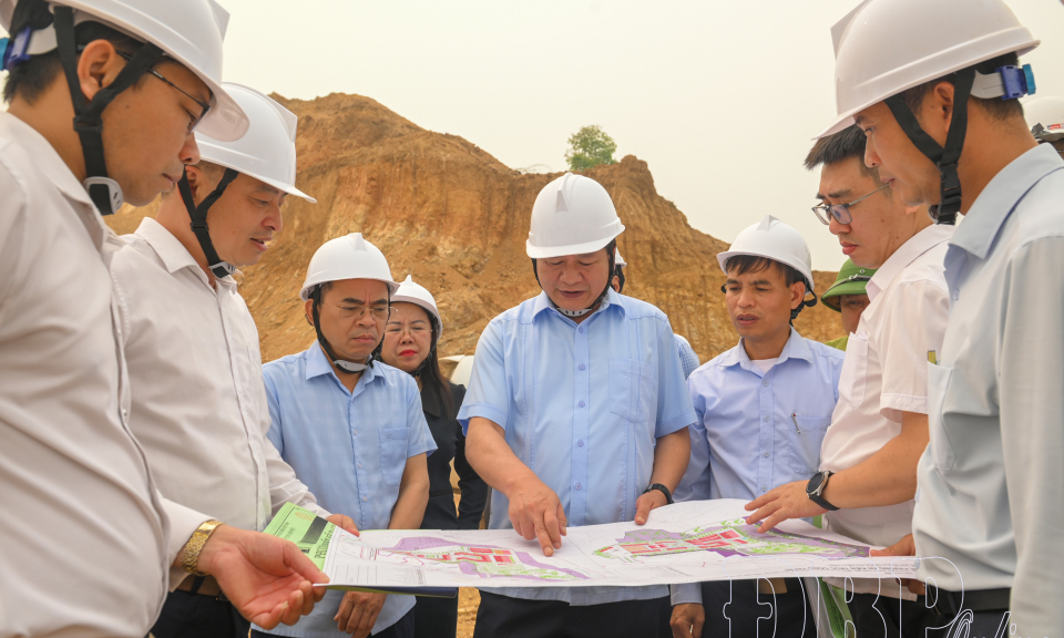 Tập trung th&aacute;o gỡ kh&oacute; khăn, đẩy nhanh tiến độ dự &aacute;n trường li&ecirc;n cấp 