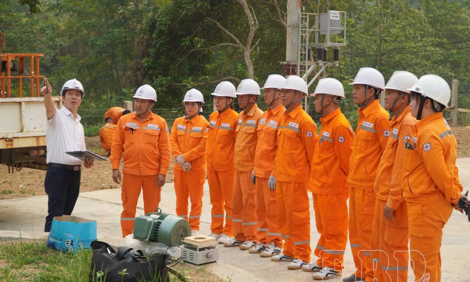 Huấn luyện an to&agrave;n, bồi dưỡng, s&aacute;t hạch nghề c&ocirc;ng nh&acirc;n ng&agrave;nh điện