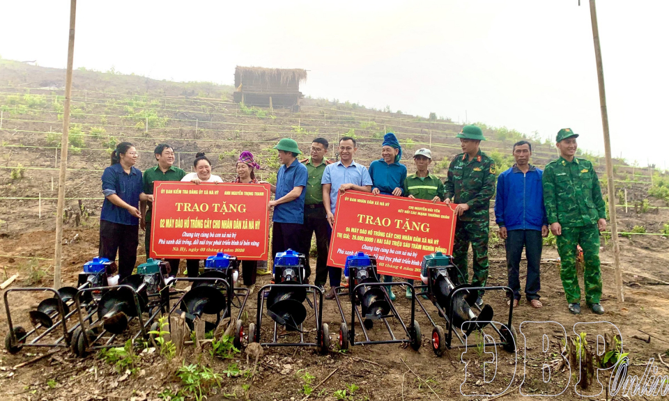 N&agrave; Hỳ ra qu&acirc;n đ&agrave;o 7.300 hố trồng c&acirc;y mắc ca, c&agrave; ph&ecirc;