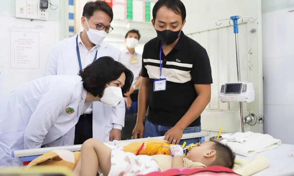 Bệnh tay ch&acirc;n miệng tăng mạnh: Cảnh b&aacute;o nguy cơ từ biến thể mới