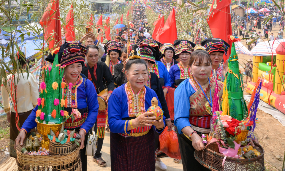 N&uacute;a Ngam rộn r&agrave;ng Tết t&eacute; nước Bun Huột Nặm