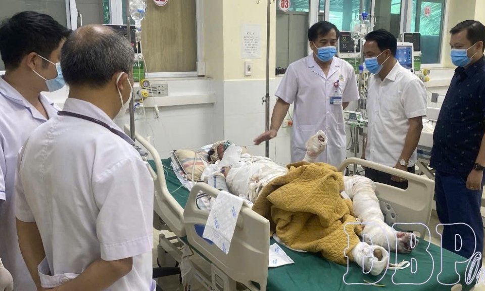 L&atilde;nh đạo Sở Y tế thăm hỏi, động vi&ecirc;n nạn nh&acirc;n bỏng nặng khi tham gia chữa ch&aacute;y rừng