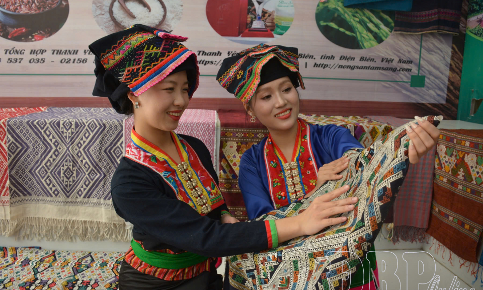 Giữ lửa l&agrave;ng nghề giữa v&ograve;ng xo&aacute;y thị trường