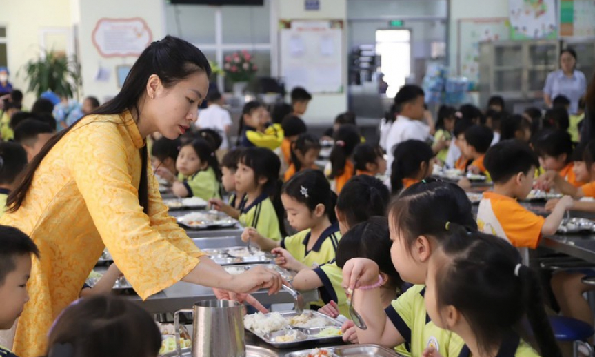 C&ocirc;ng khai đơn vị cung cấp suất ăn cho trường học để x&atilde; hội gi&aacute;m s&aacute;t