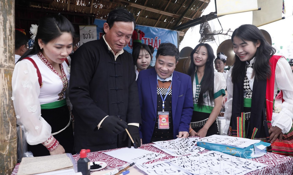 Người giữ g&igrave;n chữ Th&aacute;i cổ ở bản Liếng