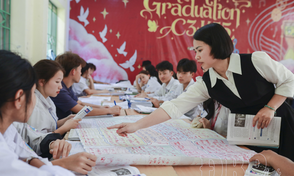 Thầy tr&ograve; v&ugrave;ng cao tập trung &ocirc;n thi tốt nghiệp