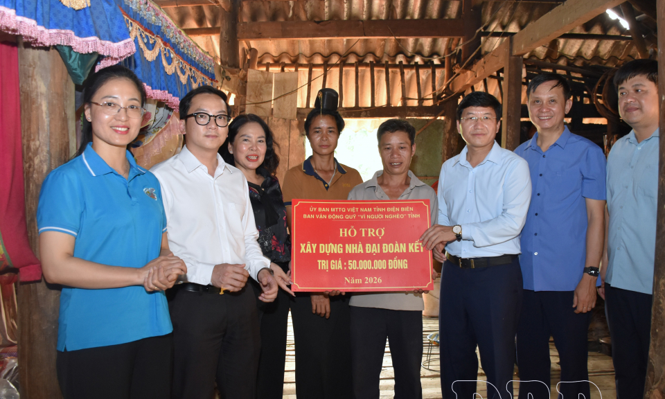 Hỗ trợ 2 gia đ&igrave;nh kh&oacute; khăn x&atilde; Tuần Gi&aacute;o l&agrave;m nh&agrave; đại đo&agrave;n kết