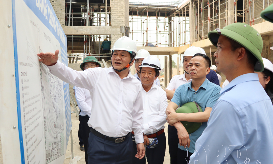 Tập trung đẩy nhanh tiến độ dự &aacute;n trường nội tr&uacute; li&ecirc;n cấp