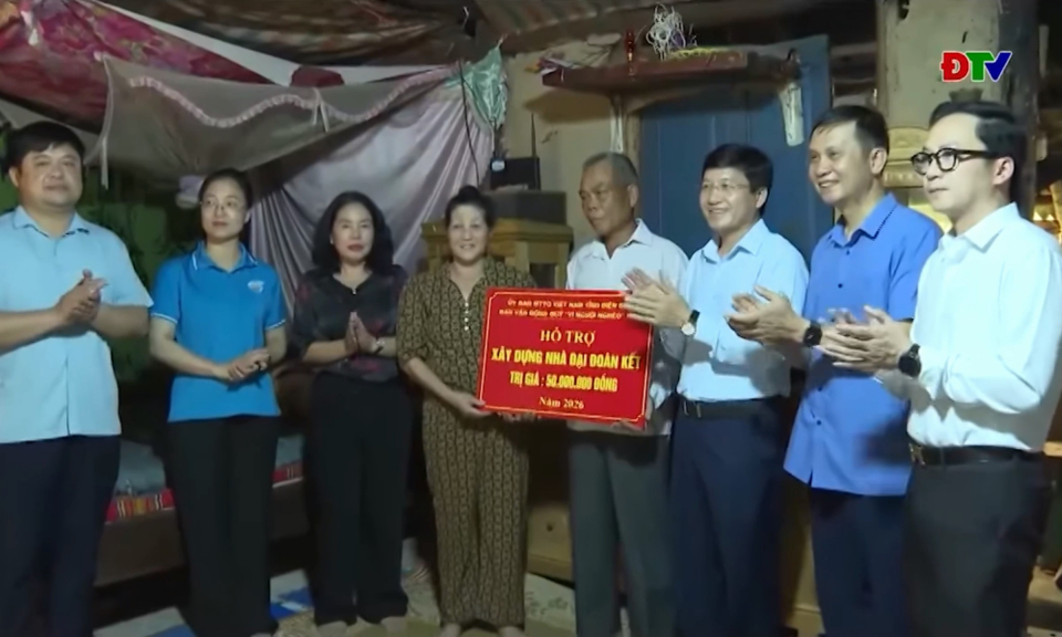 Trao kinh ph&iacute; hỗ trợ x&acirc;y dựng nh&agrave; đại đo&agrave;n kết cho 2 gia đ&igrave;nh c&oacute; ho&agrave;n cảnh kh&oacute; khăn