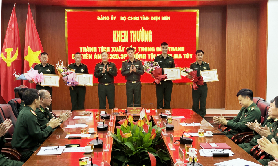 Trao thưởng th&agrave;nh t&iacute;ch đấu tranh ph&ograve;ng chống ma t&uacute;y