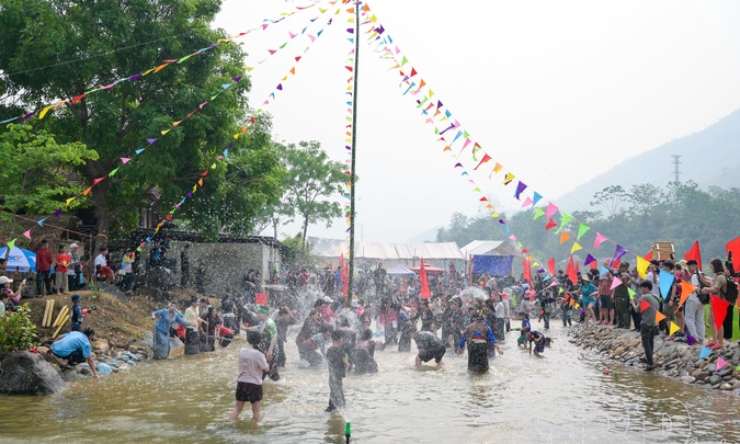 N&uacute;a Ngam bustling with Bun Huột Nặm Water Splashing Festival