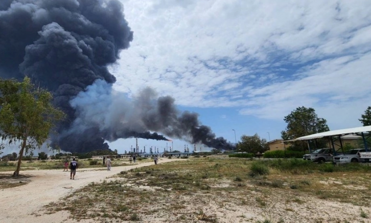 Nh&agrave; m&aacute;y lọc dầu của Iran bị tấn c&ocirc;ng ngay sau thỏa thuận ngừng bắn