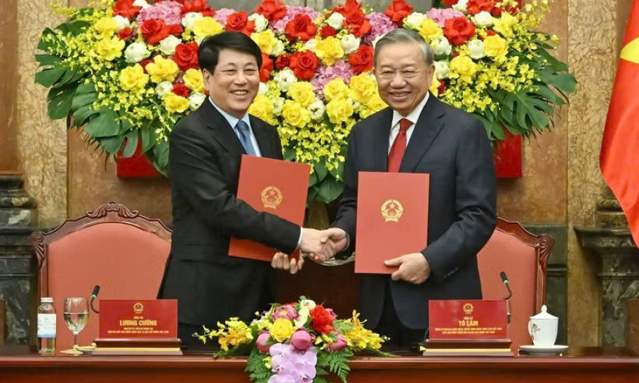 B&agrave;n giao c&ocirc;ng t&aacute;c giữa Tổng B&iacute; thư, Chủ tịch nước T&ocirc; L&acirc;m v&agrave; nguy&ecirc;n Chủ tịch nước Lương Cường