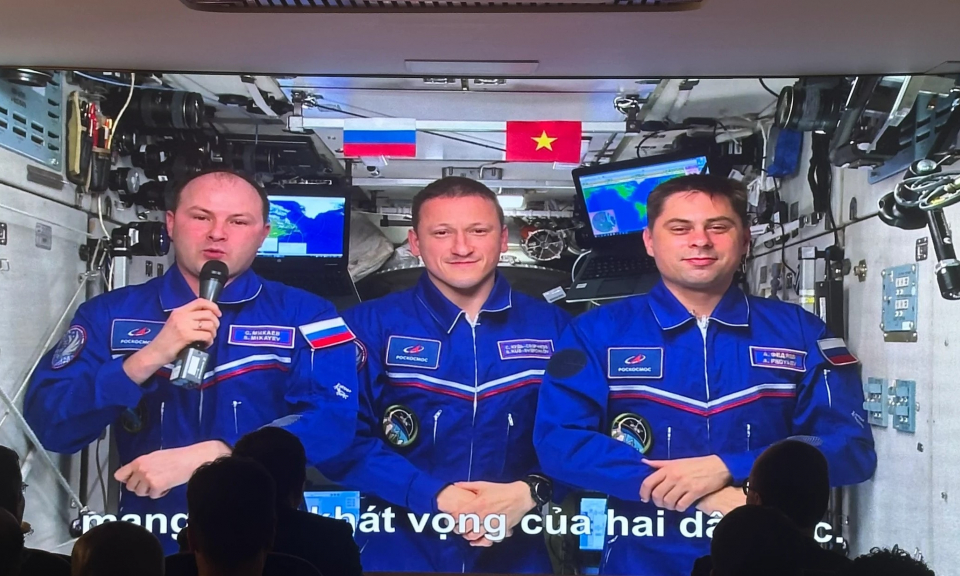 C&aacute;c phi h&agrave;nh gia Nga gửi lời ch&agrave;o Việt Nam từ Trạm Vũ trụ quốc tế