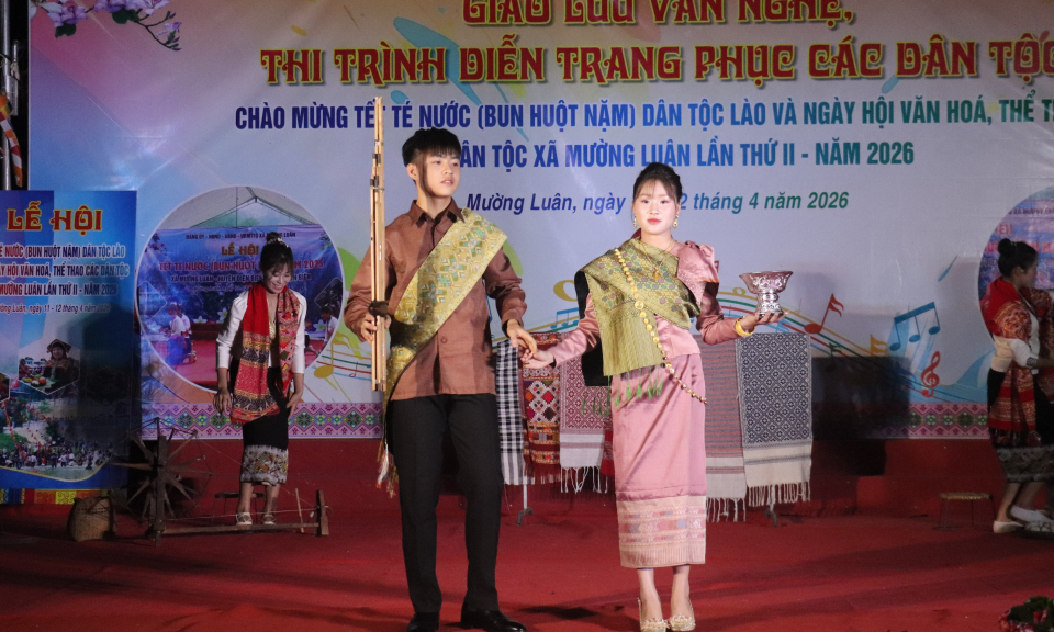 Mường Lu&acirc;n giao lưu văn nghệ, tr&igrave;nh diễn trang phục c&aacute;c d&acirc;n tộc