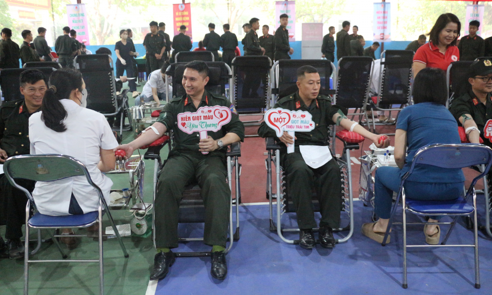 Hơn 300 c&aacute;n bộ, chiến sĩ Trung đo&agrave;n CSCĐ T&acirc;y Bắc tham gia hiến m&aacute;u