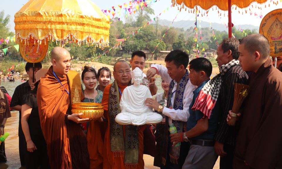 Mường Lu&acirc;n rộn r&agrave;ng Tết T&eacute; nước Bun Huột Nặm