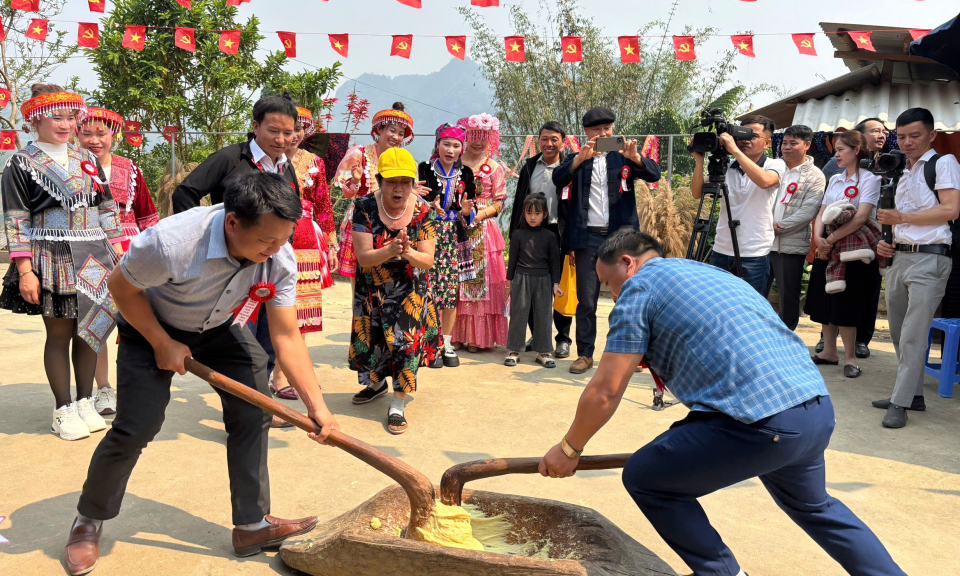 Cơ hội du lịch văn h&oacute;a bản Lồng