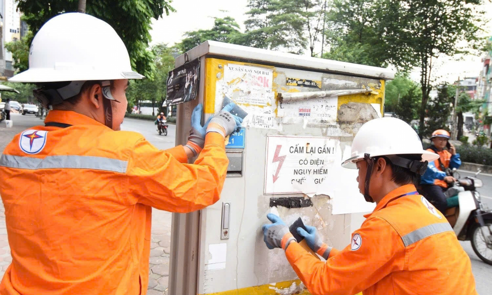 D&aacute;n tờ rơi, quảng c&aacute;o tr&ecirc;n cột điện... bị phạt gấp 5 lần