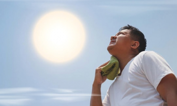 (Infographic) Xử tr&iacute; khi bị say nắng, say n&oacute;ng