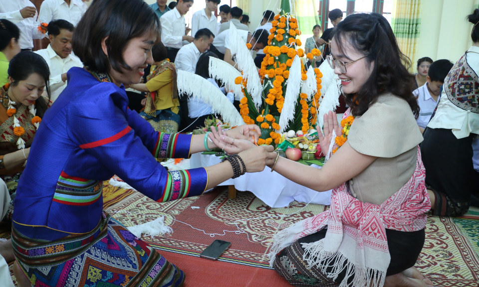 Lưu học sinh L&agrave;o đ&oacute;n Tết Bunpimay 